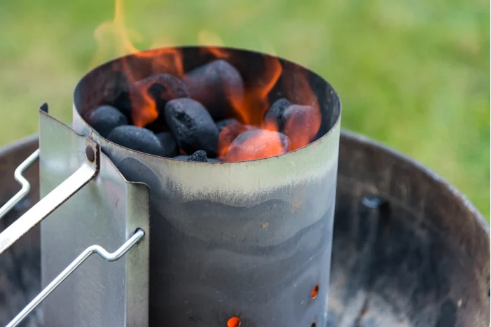 Glühende Holzkohle im Anzündkamin